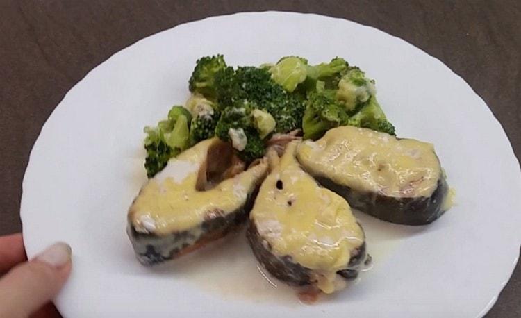 Tulad ng nakikita mo, hindi talaga mahirap magluto ng pink salmon sa cream sa oven.