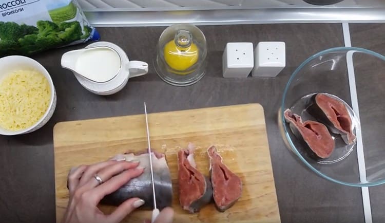 Gutted pink salmon, nalinis at pinutol sa mga steak.