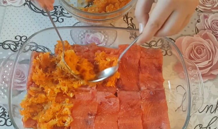 Em cima do peixe, espalhamos a fritura com legumes.