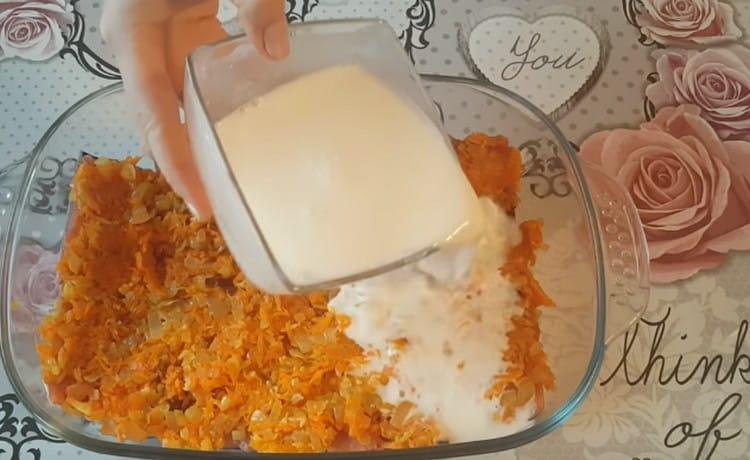 Despeje peixe e legumes com molho de creme de leite