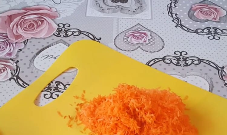 Esfregue as cenouras em um ralador fino.