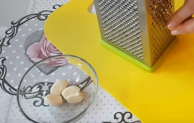 No mesmo ralador fino, três alho.