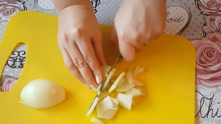 Pique a cebola em rodelas.