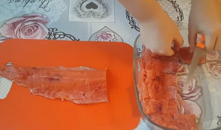 Corte o filé em pedaços e coloque-o em uma camada untada com óleo vegetal.