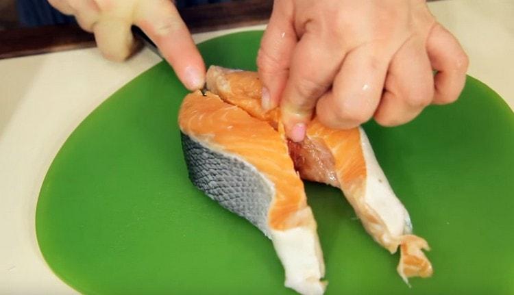 Cortamos cada bife ao longo da cordilheira em duas partes.