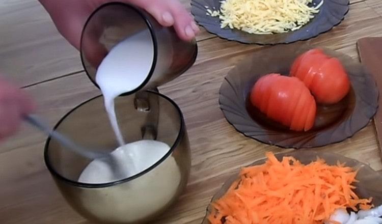 Смесете заквасена сметана с мляко.