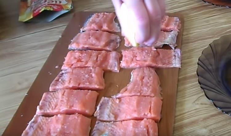 Поръсете парчета риба с лимонов сок.