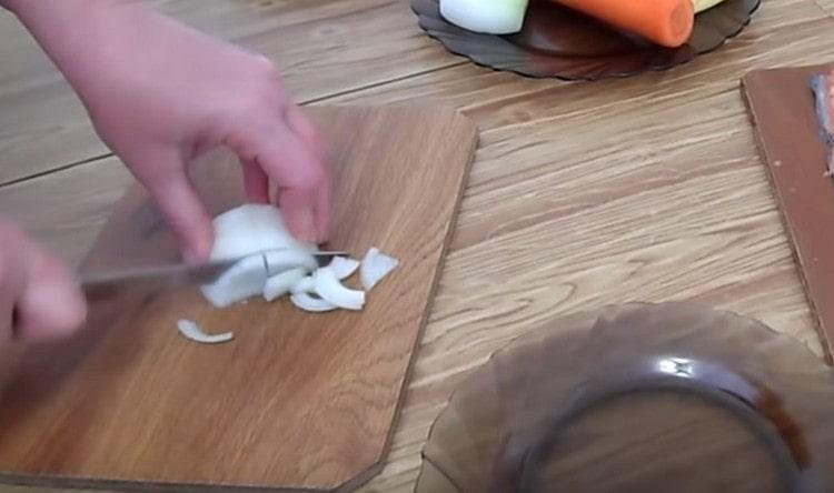 Нарязваме лука на четвърт кръгчета.