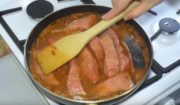 Когато сосът заври, сложете парчетата риба в него.