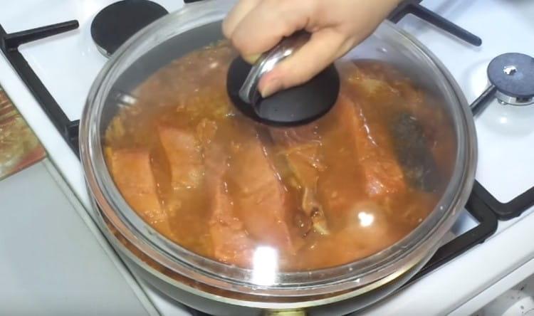 Покрийте рибата със зеленчуци с капак и оставете да се задушава.