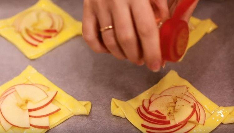 Presărați mere cu scorțișoară pentru aromă.