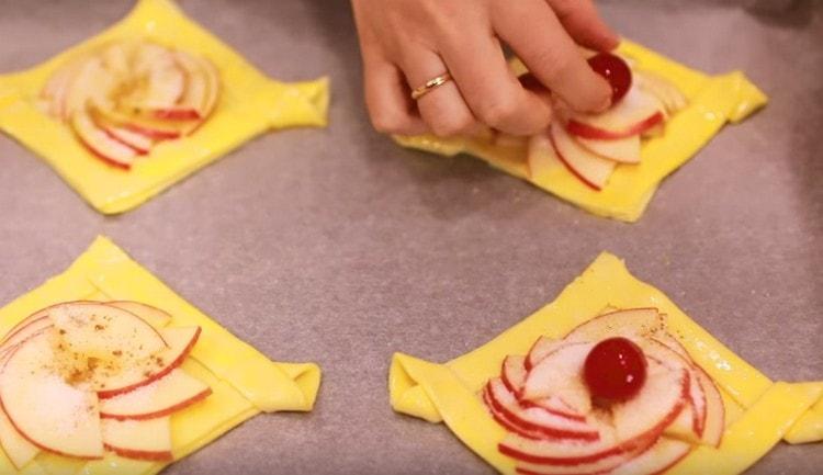 În centrul pieselor răspândite pe cireș.