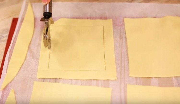 În centrul fiecărui gol, tăiem și un pătrat.