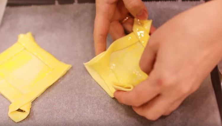 După nivelarea ușoară a fiecărei grămezi de zahăr, așezăm bucățele pe ea.