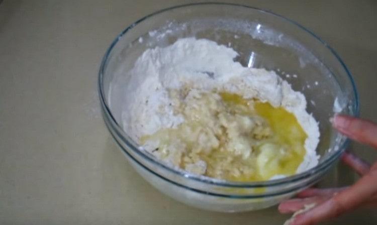 Добавете растително масло към тестото.