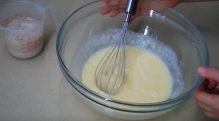 Добавете и сол.