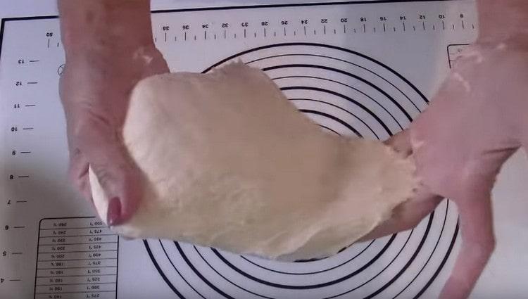 Frământați aluatul, nu trebuie să se lipească de mâini.