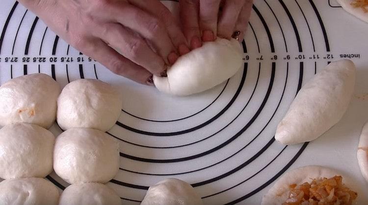 Întindem umplutura pe centrul tortului și prindem marginile plăcintei.