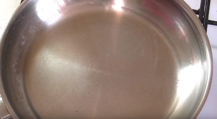 Încălzim uleiul vegetal într-o tigaie.