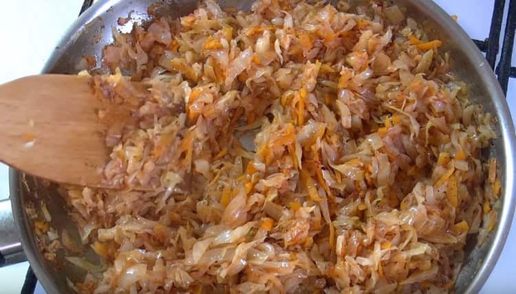 Fierbeți varza până este pe jumătate gata.