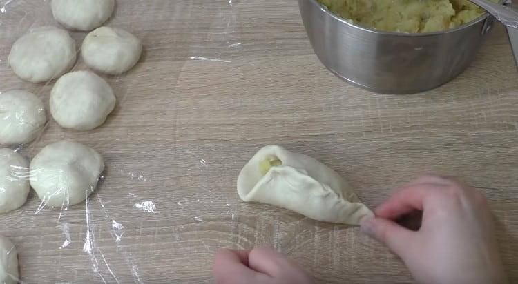 Прищипете краищата на пайовете.