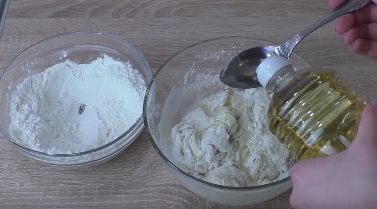 Добавете растително масло към тестото.