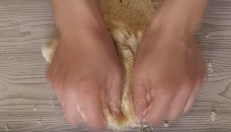 След това тестото трябва да се омеси добре.