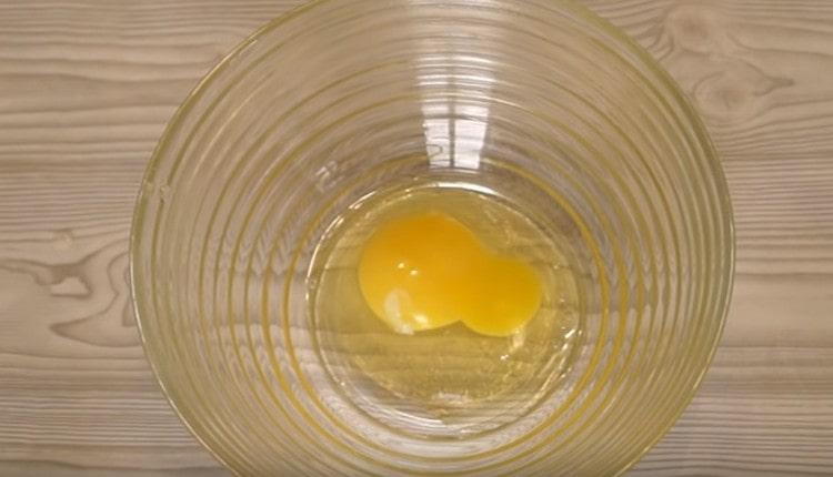 Разбиваме яйцето в купа.