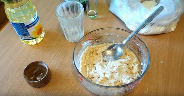 Magdagdag ng asin at asukal din.