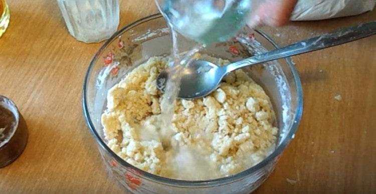 Ipinakilala namin ang tubig na kumukulo sa masa.