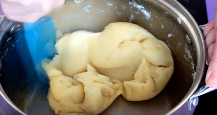 Häll allt mjöl på en gång och blanda snabbt.