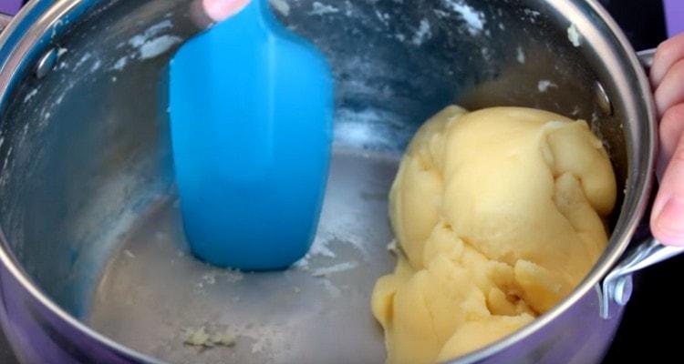 På låg värme håller vi stekpannan med degen och blandar ständigt tills mjölet börjar hålla sig fast i pannans väggar.