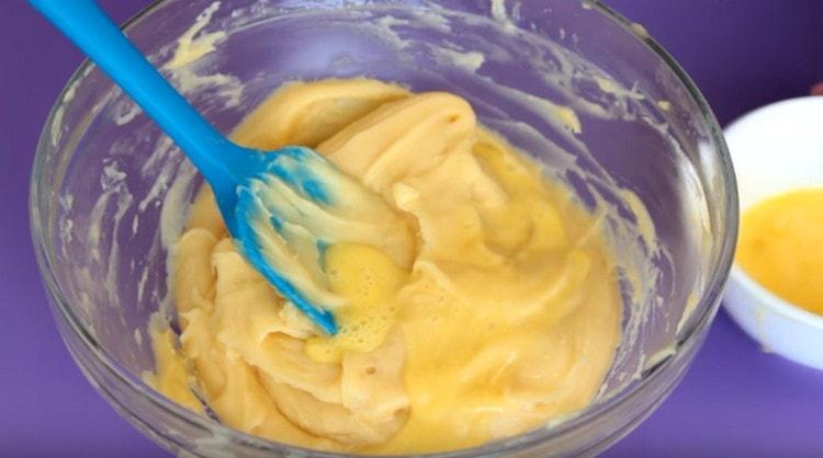 Pisk det fjärde ägget med en gaffel och tillsätt lite degen.