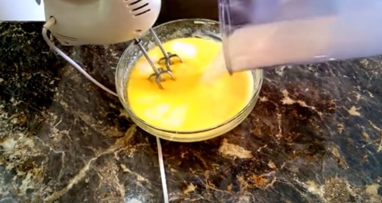 Agregue la leche, mezcle.