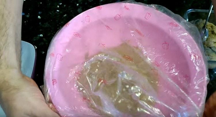 השאר את המסה מכוסה במקום חמים.