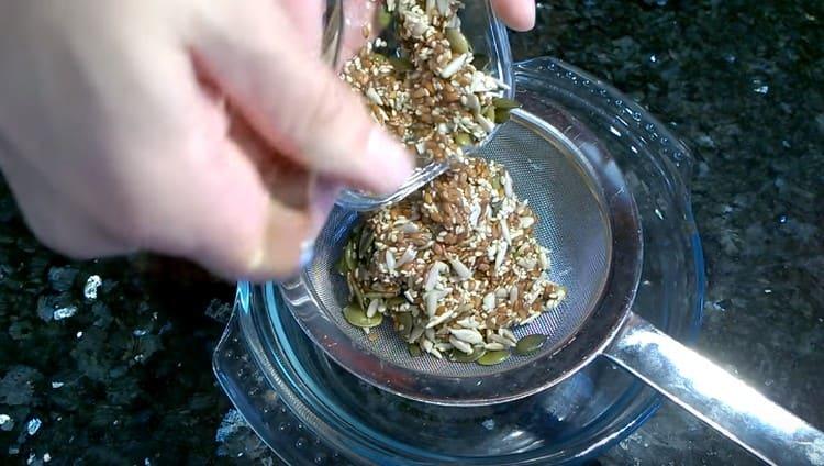 ואז צריך לזרוק את הזרעים חזרה למסננת.