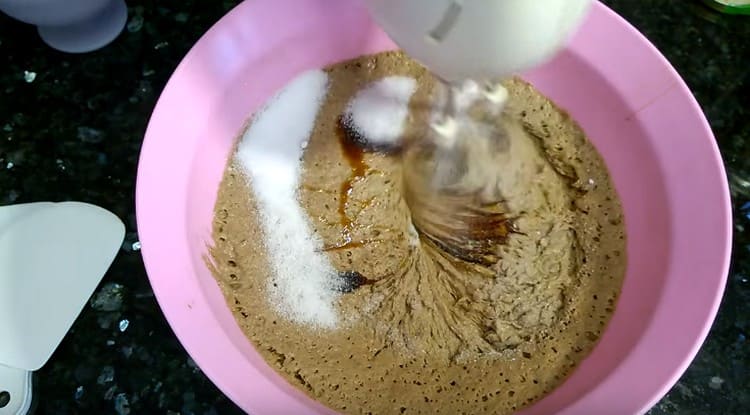 מוסיפים לבצק מולסה, סוכר, מלח.