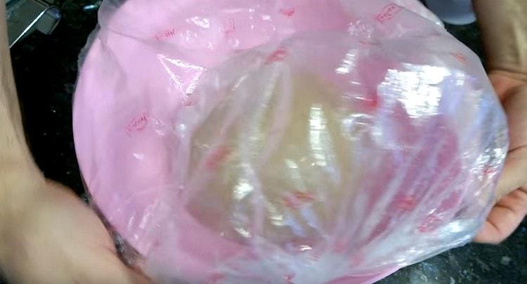 משאירים את הבצק במקום חמים.