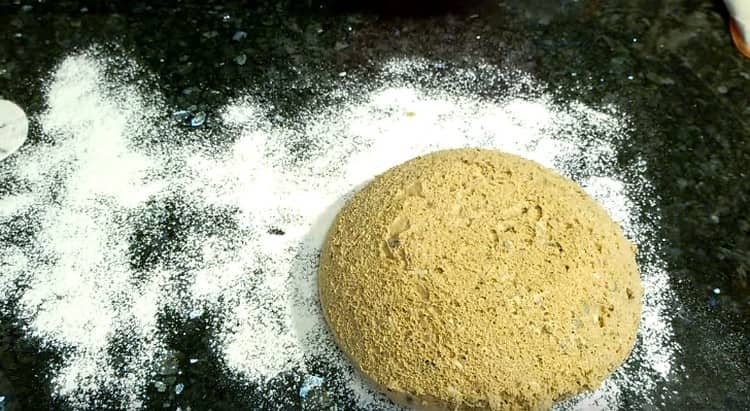 אנו מעבירים את הבצק המוגמר למשטח מפוזר בקמח.