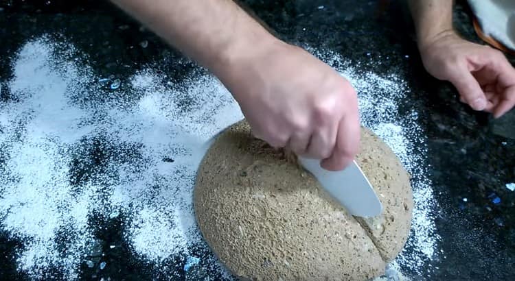 מחלקים את הבצק לשניים.