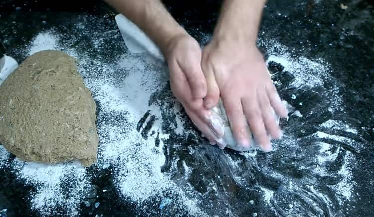 אנו יוצרים כיכר לחם מהבצק.