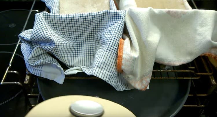 שמנו כיכרות לחם באמבט מים.