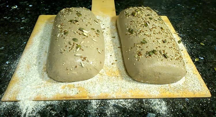 מפזרים כיכר לחם עם שאר הזרעים.