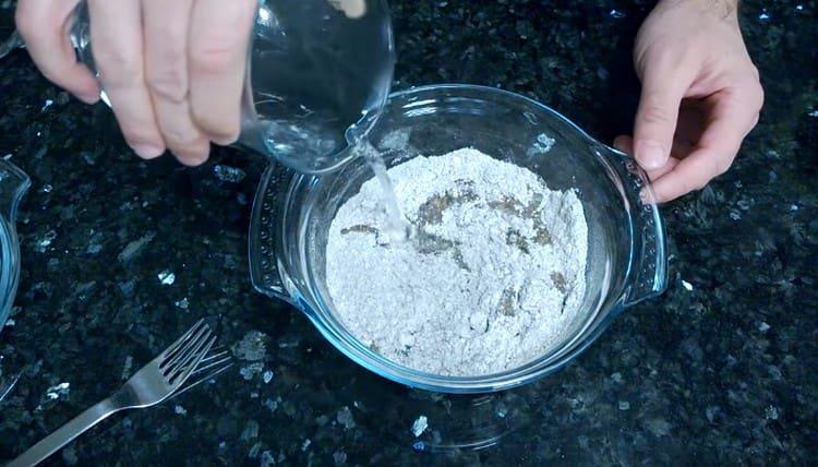 הוסף מים רותחים.