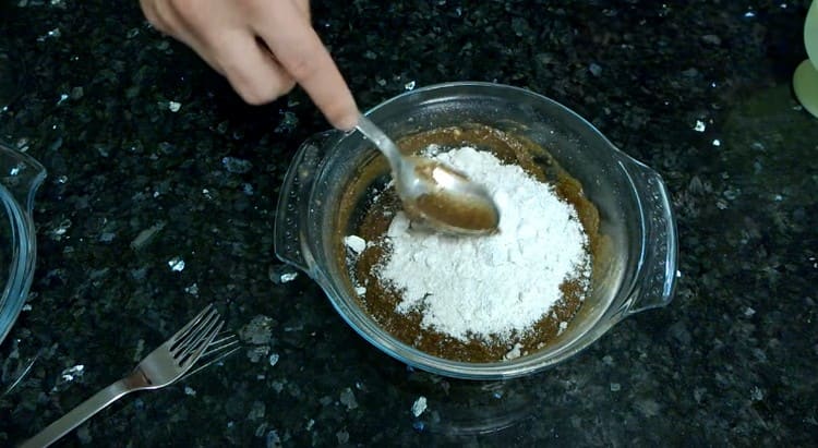 מוסיפים את הקמח.