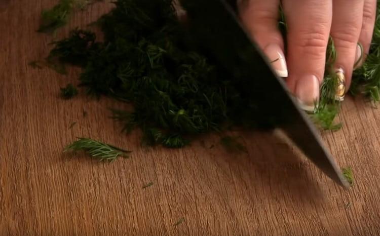 Hugasan at giling ang dill.