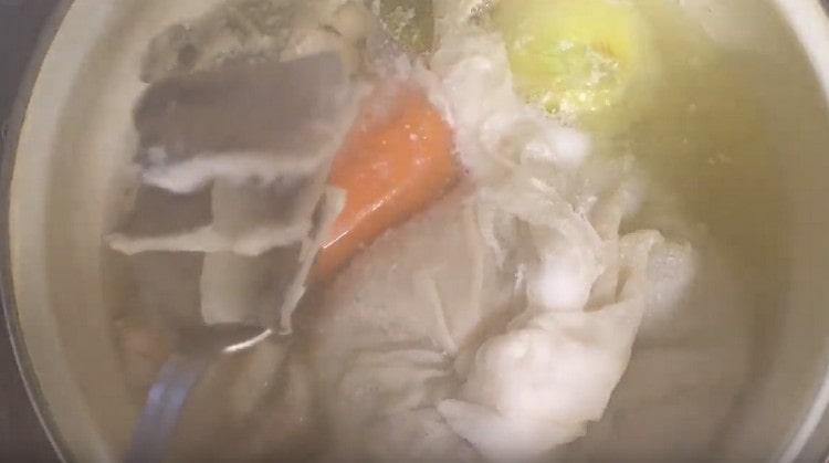 Passats els 20 minuts, traieu el peix bullit i deixeu-ho coure.