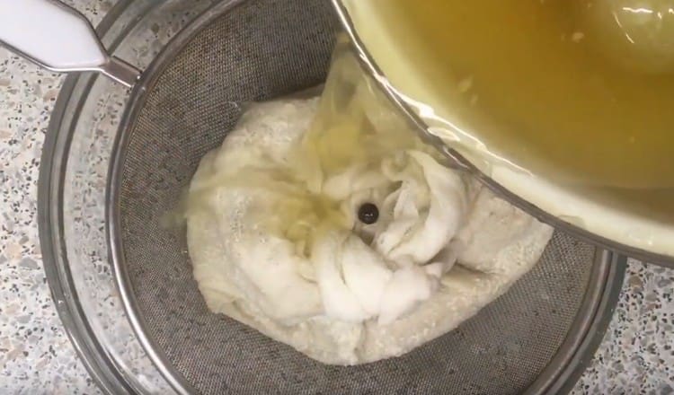 Filtra el brou acabat per un tamís.