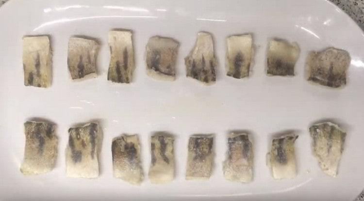 Disposem els trossos de peix en un plat gran.