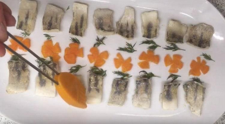 Cavem un brou amb peix amb un pinzell i decoracions i les posem a la nevera.